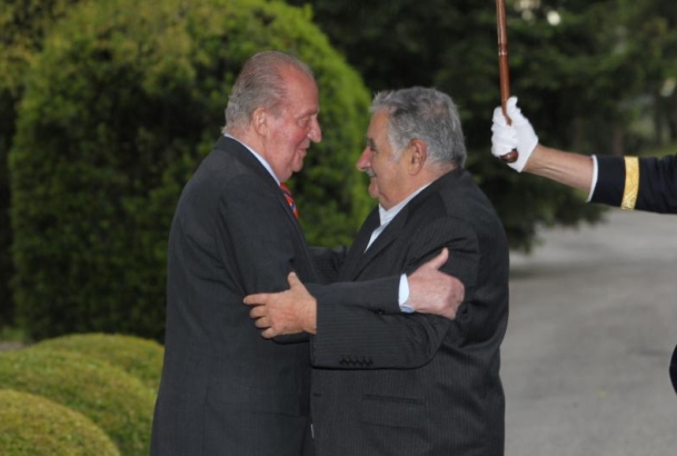 Su Majestad el Rey Don Juan Carlos recibió afectuosamente al Presidente de la República Oriental del Uruguay, Sr. José Mujica Cordano